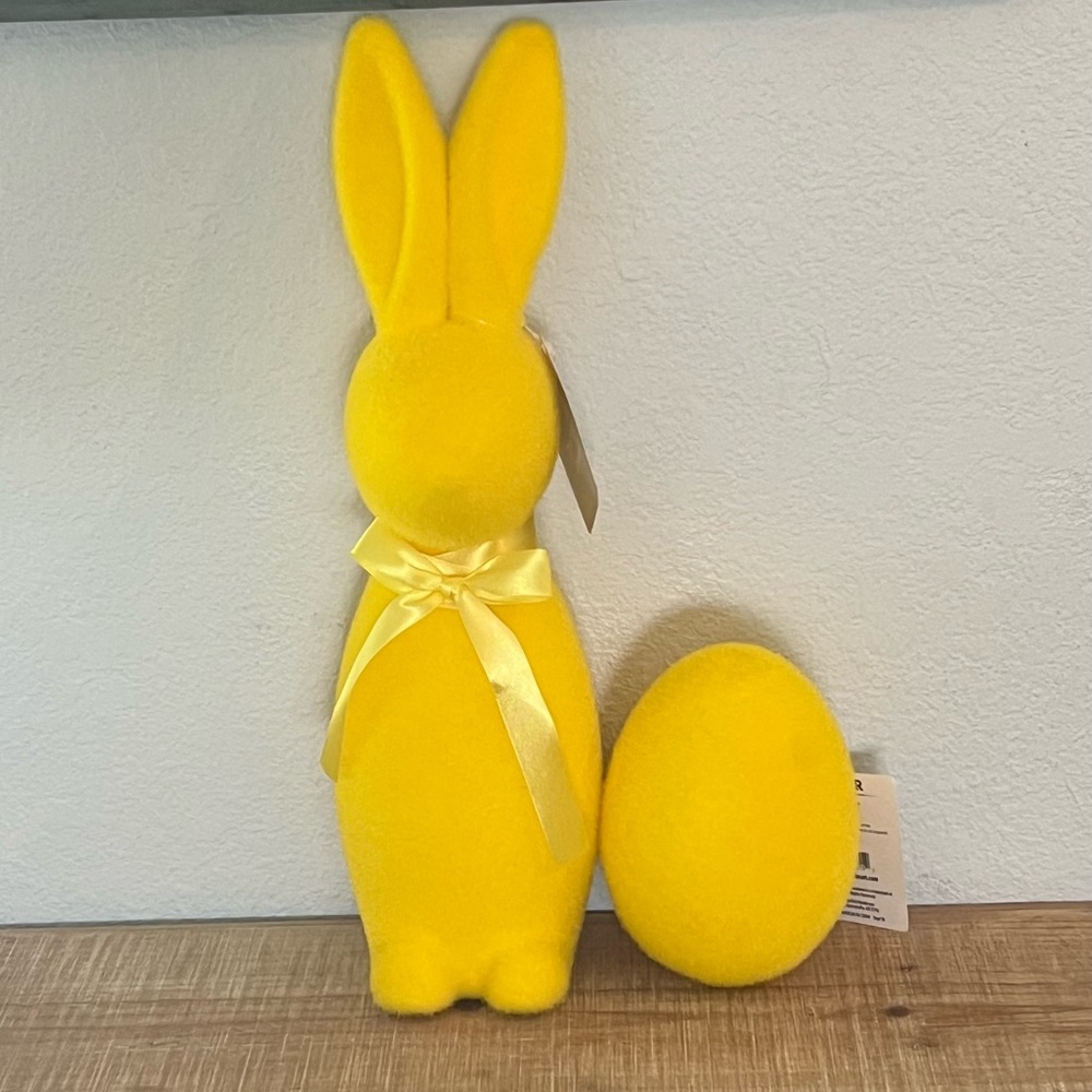 🐣🐰 NWT Mainstays Flocked Easter bunny with matching Easter egg!